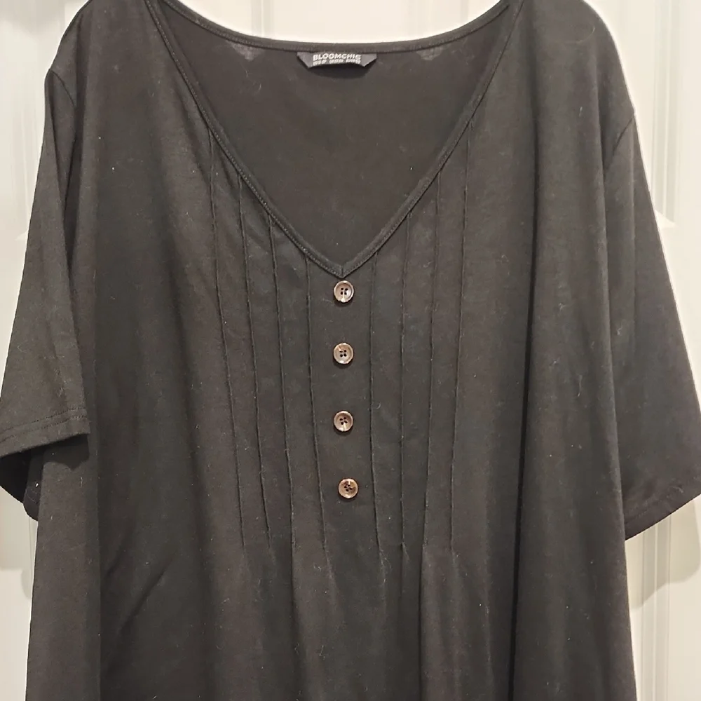 Bloomchic Black Pleated Front Button Detail Soft Tee 2x - Picture 4 of 4